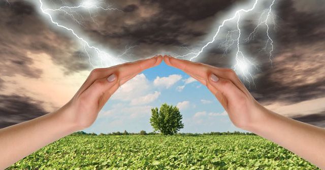 mani che proteggono dai fulmini