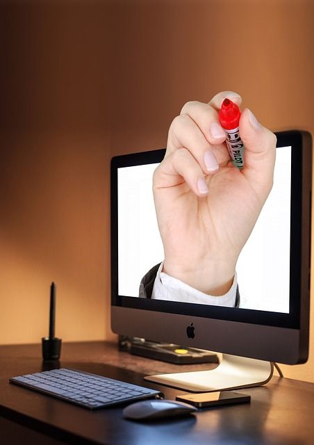 donna lavora in ufficio