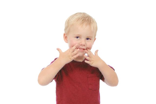 bambino biondo con maglia rossa